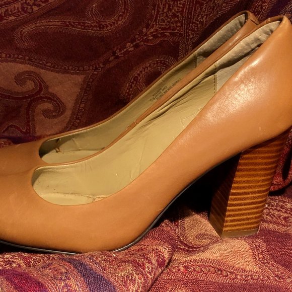 ISOLA ROSALIE PUMP.  Color: Cognac  Sz: 7.5 - Picture 3 of 11